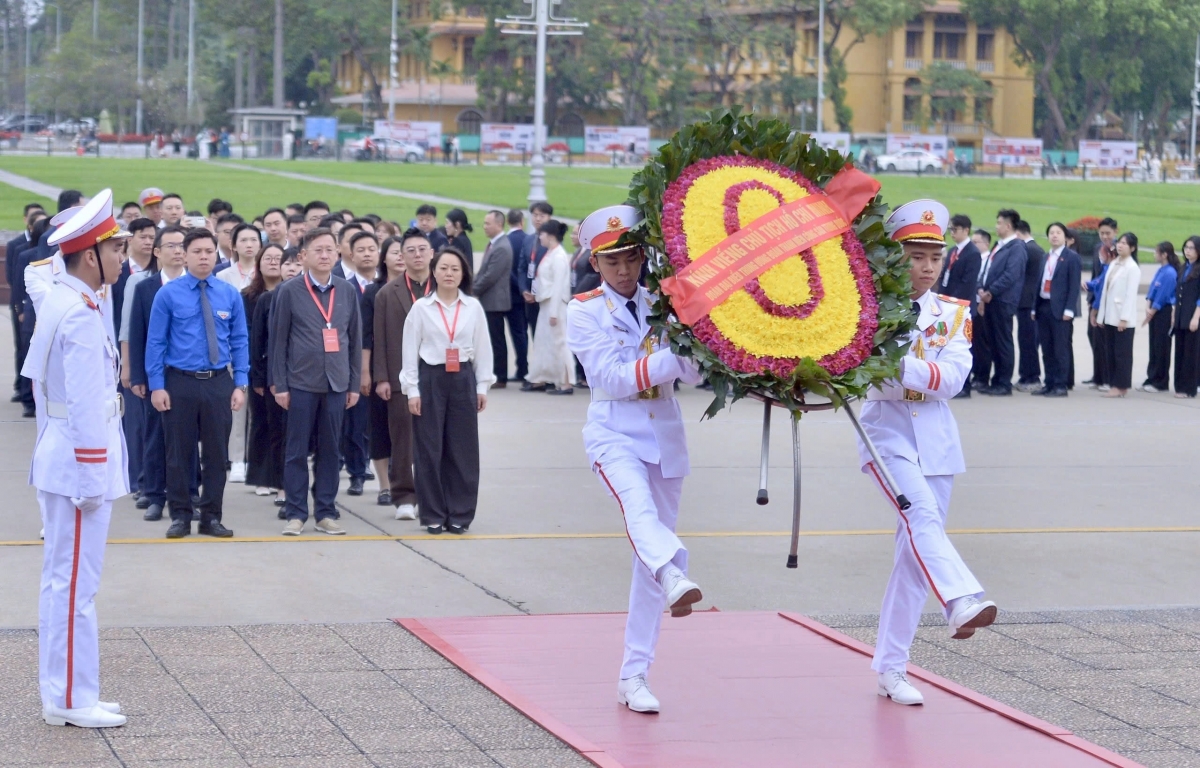 Chinese youth pay tribute to President Ho Chi Minh in Hanoi